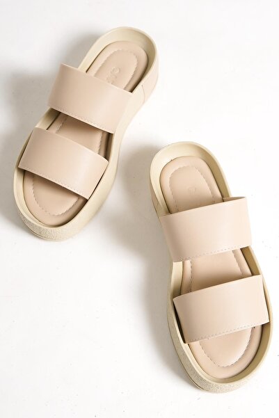 Capone Outfitters Capone, kolorowe, szczegółowe, beżowe klapki damskie na koturnie z podwójnymi paskami