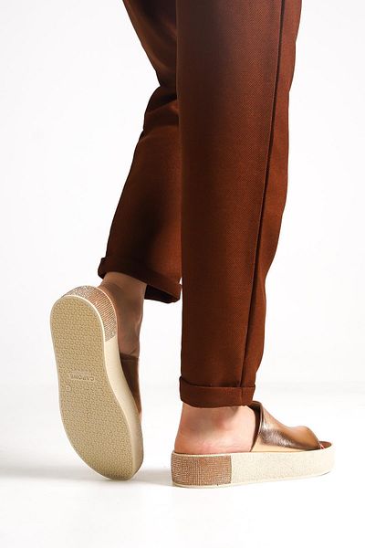 Capone Outfitters Γυναικείες παντόφλες Capone Single Wide Band Stone Λεπτομερείς Wedge Heel Μεταλλικές Γυναικείες παντόφλες
