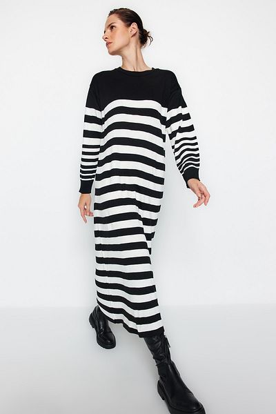 Trendyol Modest Schwarz-weiß gestreiftes langes Strickkleid TCTAW24EB00020
