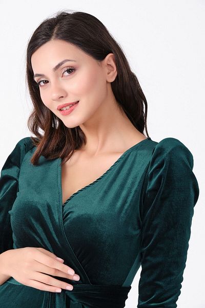 Azra Style Σμαραγδένιο Πράσινο Μίντι Βελούδινο Φόρεμα με διπλό γιακά και ζώνη - Plus Size