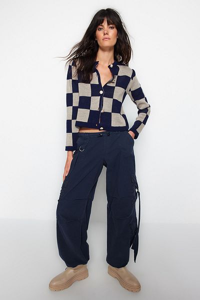 Trendyol Collection Sötétkék kockás kötött kardigán - kabát megjelenés, TWOAW24HI00089