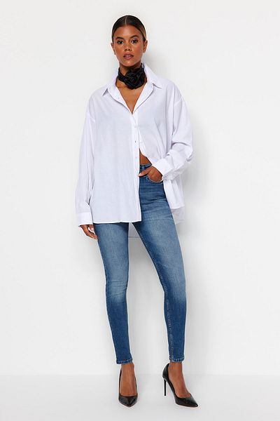 Trendyol Collection Blaue Röhrenjeans mit normaler Taille TWOAW24JE00067