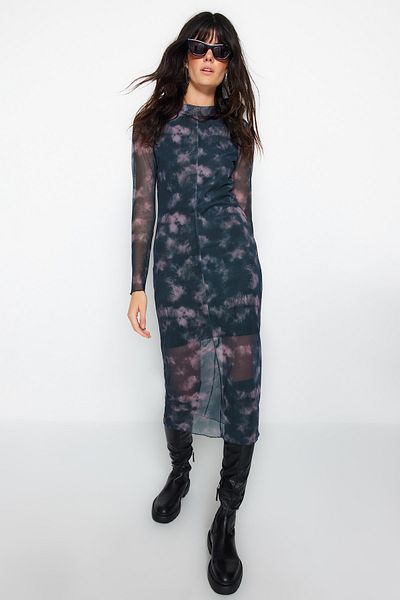 Trendyol Collection Czarna, dopasowana, tiulowa sukienka midi z nadrukiem i wysokim dekoltem TWOAW24EL00165