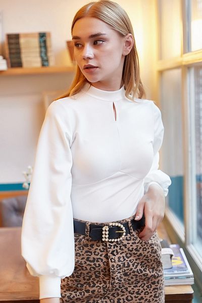 Olalook Dámská bílá krepová halenka s balonovým rukávem vpředu BLZ-19000708