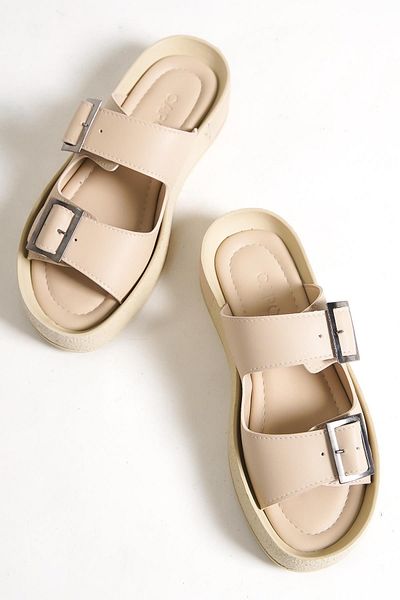 Capone Outfitters Capone Damen-Hausschuhe mit doppelter Gürtelschnalle und Keilabsatz in Beige