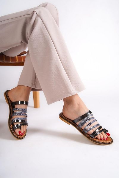 Capone Outfitters Capone Banded Platinum Damen-Hausschuhe mit Daumendetail