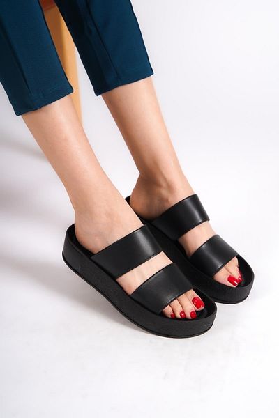 Capone Outfitters Capone Damen-Hausschuhe mit doppeltem Band, bunt, detailliertem Keilabsatz, Schwarz
