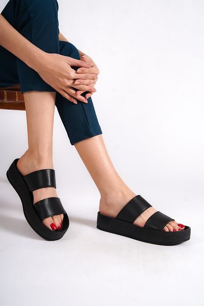 Capone Outfitters Capone Damen-Hausschuhe mit doppeltem Band, bunt, detailliertem Keilabsatz, Schwarz