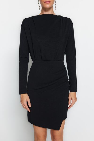 Trendyol Collection Černé prémiové strukturované krepové šaty s podrobnými mini pletenými šaty TWOAW24EL00137