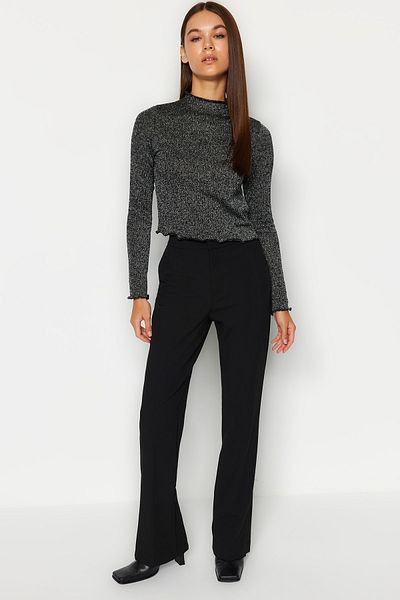Trendyol Collection Schwarze Strickbluse im Lurex-Strick-Look mit hohem Kragen und kurzem Schnitt TWOAW24BZ00096