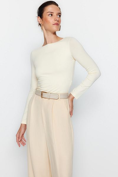 Trendyol Collection Eng anliegende, dehnbare Strickbluse aus steinfarbener, dehnbarer Baumwolle mit U-Boot-Ausschnitt TWOAW24BZ00166