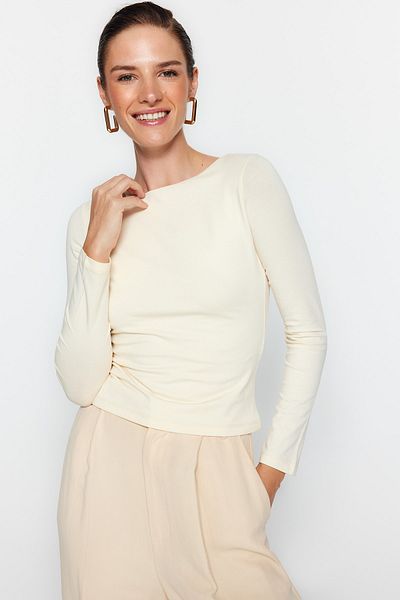 Trendyol Collection Eng anliegende, dehnbare Strickbluse aus steinfarbener, dehnbarer Baumwolle mit U-Boot-Ausschnitt TWOAW24BZ00166