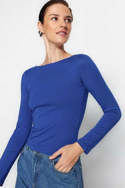 Trendyol Collection Dopasowana, elastyczna bluzka z dzianiny Saks z rozciągliwym dekoltem w łódkę TWOAW24BZ00166