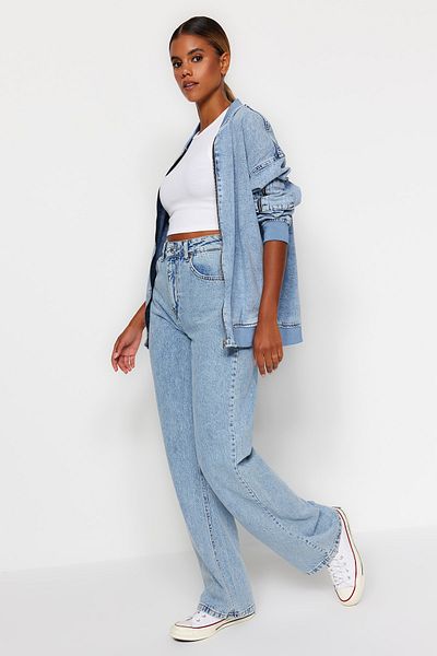 Trendyol Collection Hellblaue Jeans mit hoher Taille und weitem Bein TWOAW24JE00073