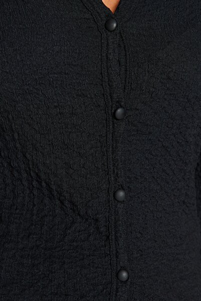 Trendyol Collection Černá prémiová pletená košile s elastickým španělským rukávem s texturou TWOAW24GO00004