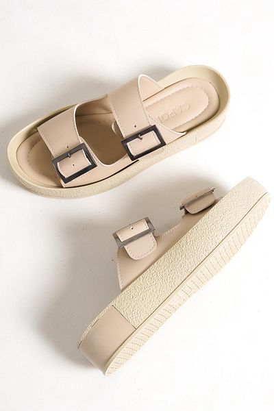 Capone Outfitters Capone Damen-Hausschuhe mit doppelter Gürtelschnalle und Keilabsatz in Beige