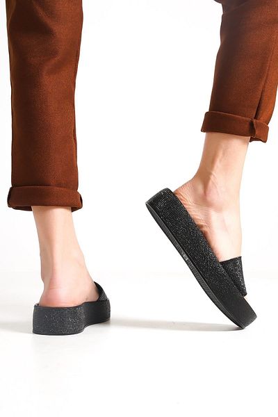 Capone Outfitters Capone Single Wide Band Stone Detaillierter Keilabsatz Metallic Black Damen-Hausschuhe