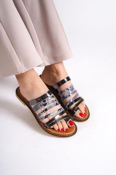 Capone Outfitters Capone Banded Platinum Damen-Hausschuhe mit Daumendetail