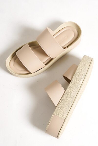 Capone Outfitters Capone, kolorowe, szczegółowe, beżowe klapki damskie na koturnie z podwójnymi paskami