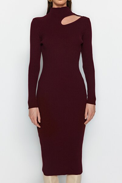 Trendyol Collection Sukienka dzianinowa midi w kolorze śliwkowym z wycięciem/okienkiem TWOAW24EL00028
