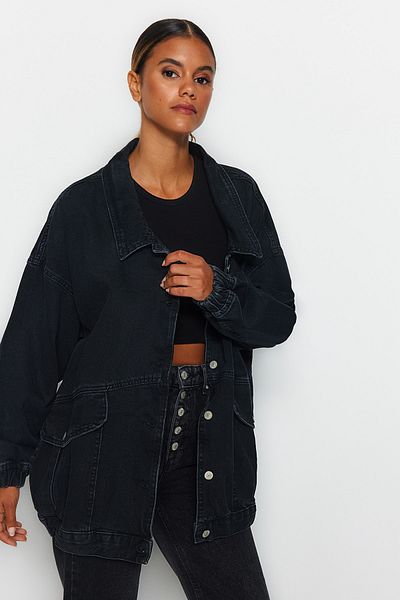 Trendyol Collection Schwarze Oversize-Jeansjacke mit Taschendetail TWOSS21CE0289