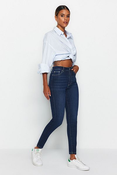 Trendyol Collection Dunkelblaue High Waist Skinny Jeans mit Shaping-Effekt TWOAW24JE00070