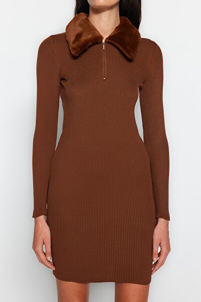 Trendyol Collection Hnědé mini úpletové šaty z umělé kožešiny TWOAW24EL00022