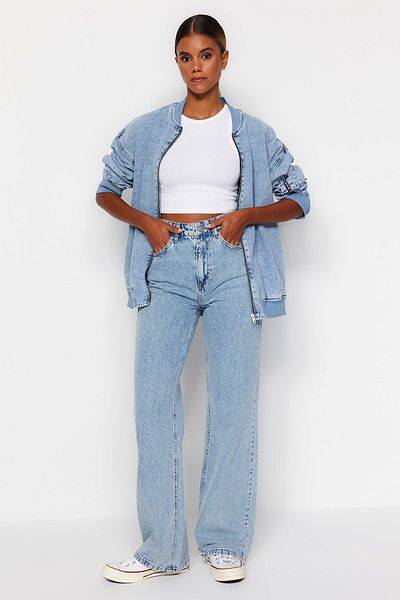 Trendyol Collection Hellblaue Jeans mit hoher Taille und weitem Bein TWOAW24JE00073