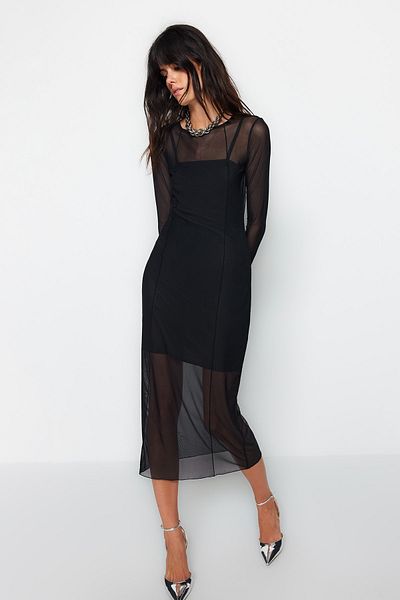 Trendyol Collection Schwarzes, mit Tüll gefüttertes, figurbetontes Midi-Strickkleid TWOAW24EL00164