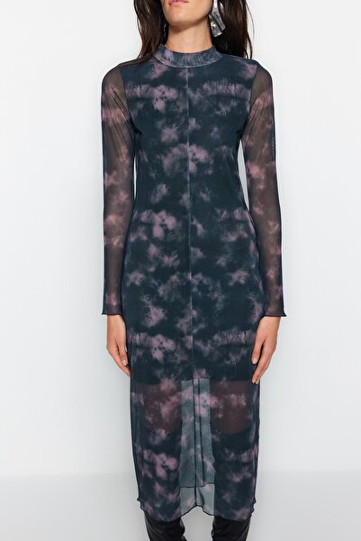 Trendyol Collection Černé tištěné tylové lemované přiléhavé midi pletené šaty s vysokým výstřihem TWOAW24EL00165