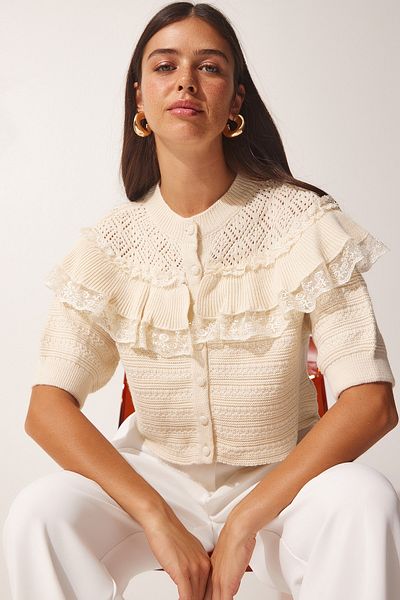 Happiness İstanbul Cremefarbene Strickjacke mit Rüschen und Spitzendetail für Damen YY00153