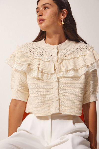 Happiness İstanbul Cremefarbene Strickjacke mit Rüschen und Spitzendetail für Damen YY00153