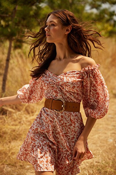 Trendyol Collection Gewebtes Mini-Kleid mit Carmen-Kragen und gefliester Taille TWOSS23EL00285