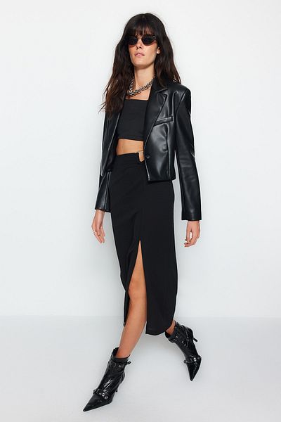 Trendyol Collection Schwarzer Crêpe-Maxirock mit hoher Taille und Stretch-Strick, Schnalle, Schlitzdetail TWOAW24ET00054