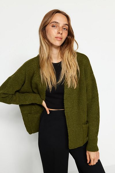 Trendyol Collection Weicher Strick-Cardigan mit weitem Schnitt – Taschendetail, TWOAW24HI00133