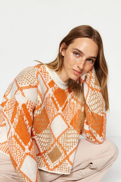 Trendyol Collection Weich strukturierter, ecrufarbener, gemusterter Crop-Strickpullover – Wide Fit TWOAW24KZ01126