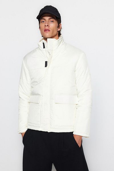 Kolekcia Trendyol Zimná bunda Ecru Puffer – Regular Fit, s vreckami TMNAW22MO0090