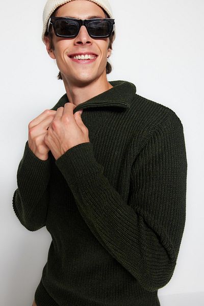 Trendyol Collection Khakifarbener Rollkragenpullover aus Wolle mit normaler Passform und Reißverschluss TMNAW22KZ0347