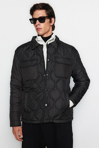 Trendyol Collection Schwarzer, gesteppter Unisex-Mantel – wasser- und windbeständig, normale Passform TMNAW24MO00016