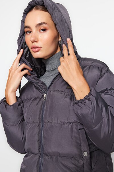 Trendyol Collection Antracitová nadměrná nafukovací bunda s kapucí - vodoodpudivá Twoaw21Mo0022