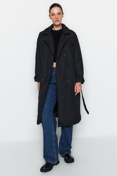 Trendyol Collection Schwarzer, weit geschnittener, langer Steppmantel mit Gürtel in Übergröße TWOAW24KB00000