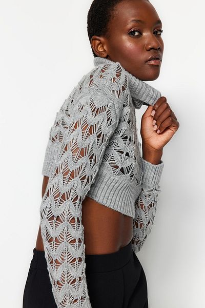 Trendyol Collection Grauer Super Crop Strickpullover mit Lochmuster TWOAW24KZ01123