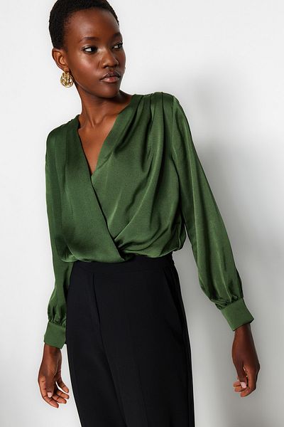 Trendyol Collection Khakifarbener Satin-Body mit zweireihigem Kragen und Druckknopfdetail - TOFAW19BB0678