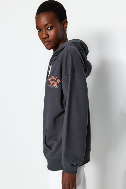 Trendyol Collection Anthracite Slogan Tištěná Oversize Silná pletená mikina s kapucí TWOAW24SW00026