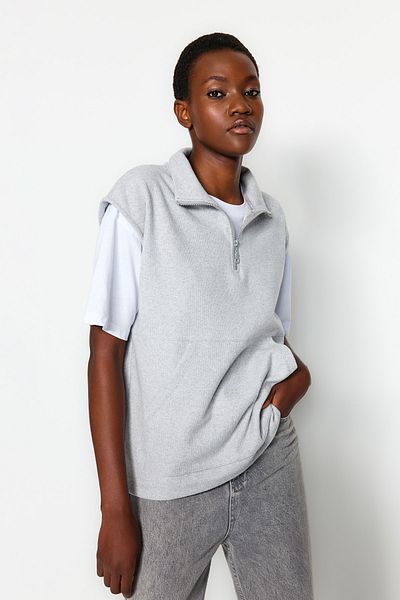 Trendyol Collection Šedá Thessaloniki/Knitwear Look Límec na zip Regular Fit Pletená mikina s nulovým rukávem TWOAW24SW00002