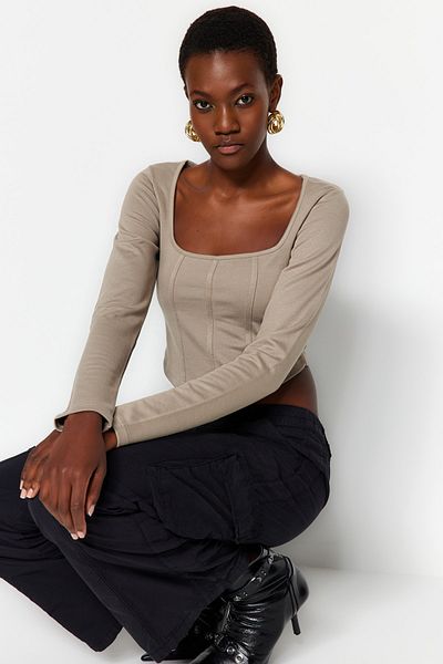 Trendyol Collection Kamenné lemování Detailní čtvercový výstřih Crop Interlock Pletená halenka TWOAW23BZ00151