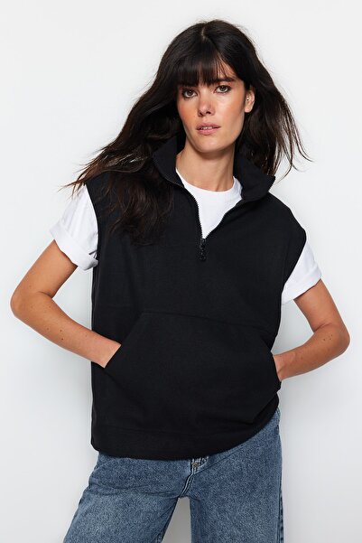 Trendyol Collection Černá Thessaloniki/Knitwear Look Zip Límec Regular Fit Pletená mikina s nulovým rukávem TWOAW24SW00002