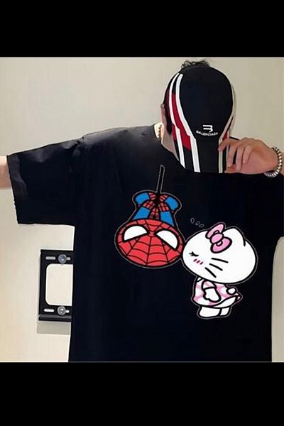 Köstebek Μαύρο μπλουζάκι Hello Kitty και Spider-Man Kiss Unisex