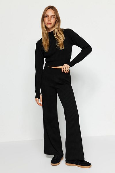 Trendyol Collection Fekete kötöttáru Crop felső és nadrág szett - orr részletes TWOAW24AU00033