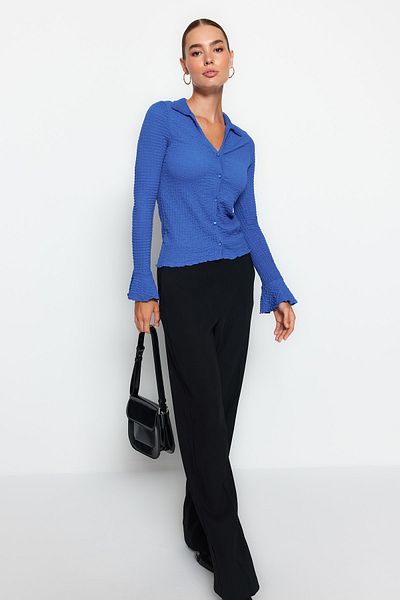 Trendyol Collection Saks Premium Strukturiertes Stretch-Strickhemd mit spanischen Ärmeln TWOAW24GO00004